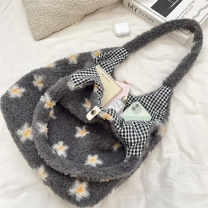 Détail du sac cabas en peluche grise avec fleurs et doublure intérieure à carreaux