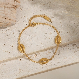 18K gold plated stainless steel chain bracelet with three elegant shell charms and clasp