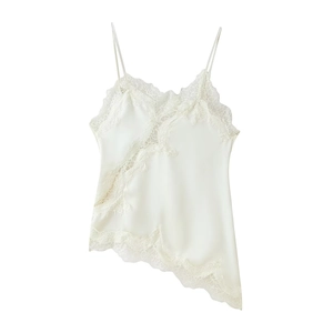 Détail d'un caraco en satin blanc avec dentelle délicate et fines bretelles souples