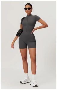 Détail du body de yoga gris anthracite à manches courtes avec fermeture éclair et coupe ajustée