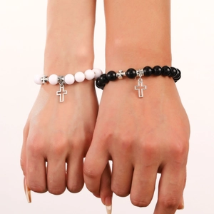 Pulseras elásticas de cuentas para parejas con colgantes de cruz plateada en blanco y negro