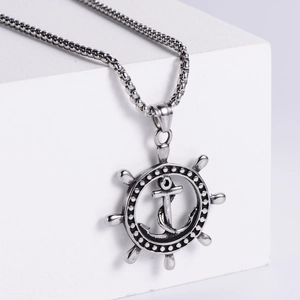 Collier vintage nautique avec pendentif gouvernail et ancre en finition argent vieilli