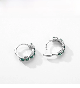 Vue détaillée des boucles d'oreilles en argent S925 avec émeraudes et petits diamants