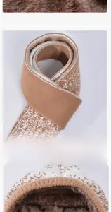Détail d'une écharpe d'hiver avec motif en tricot géométrique et doublure en peluche
