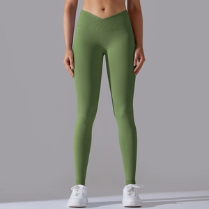 Dettaglio dei leggings yoga senza cuciture verdi con design della vita a V incrociata