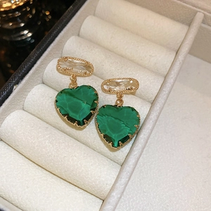 Boucles d'oreilles cœur dorées avec pierres vertes et accents de cristal en boîte