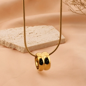 Détail du collier à chaîne serpent plaqué or 18 carats avec pendentif double anneau