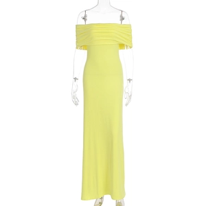 Détail des plis froncés sur le buste de cette élégante robe longue en maille jaune