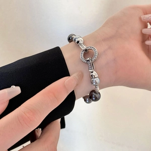 Bracciale di lusso francese con perle grigie e ciondolo circolare in argento con zirconi