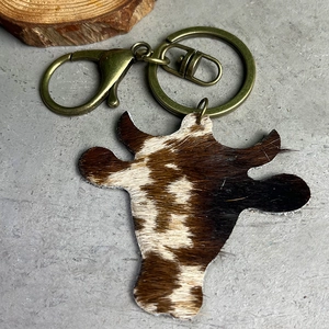 Porte-clés vintage tête de taureau en cuir et fourrure sur fond de pierre texturé
