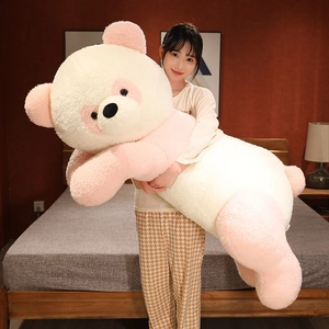 Gros plan sur un ours panda géant en peluche rose et blanc dans une chambre douillette