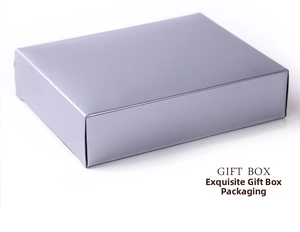 Dettaglio dell'elegante confezione regalo rettangolare grigio argento con finitura metallica