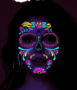 Tatouages de visage néon avec motifs floraux pour Halloween brillant sous lumière UV noire