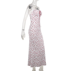 Detalle del vestido blanco de flores con estampados rojos y cordón ajustable en el pecho