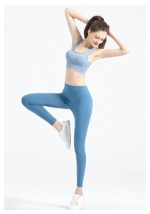 Detail der nahtlosen High-Waisted-Yoga-Leggings und passendem Sport-BH in Himmelblau
