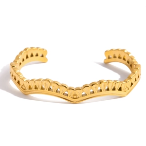 Eleganter vergoldeter Edelstahl-Armreif mit gewelltem Spitzen-Hohl-Design und offener Form