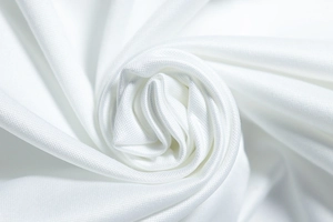 Vue macro détaillée du tissu texturé blanc plié en forme de rose décorative