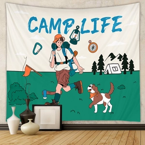 Détail d'une tapisserie de camping avec illustration de dessin animé sur un mur blanc
