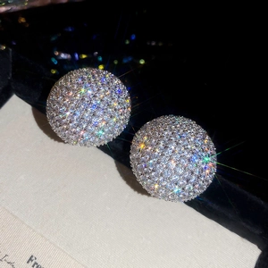 Détail des boucles d'oreilles en argent serties de zircons avec effet scintillant