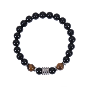 Dettaglio di perline opache da 8mm con occhio di tigre e charm cilindrico in argento lucido
