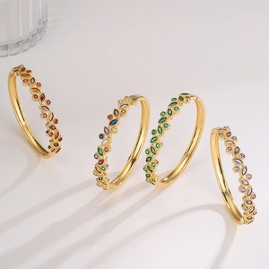 Elegantes brazaletes bañados en oro de 18K con gemas de colores talla marquesa