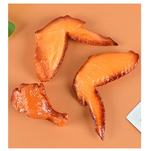 Primo piano di modelli realistici di ali di pollo arrosto in PVC con finitura lucida
