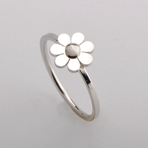 Polished silver sunflower ring with minimalist daisy petals and smooth metal finish