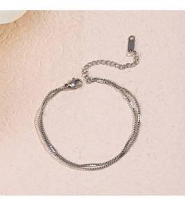 Détail du bracelet chaîne argenté à double couche avec fermoir mousqueton et extension