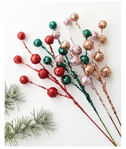 Vue détaillée de tiges de baies de Noël pailletées rouges et dorées pour sapin DIY