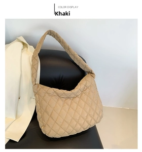 Vista dettagliata della borsa a spalla trapuntata kaki con cuciture a rombi imbottite