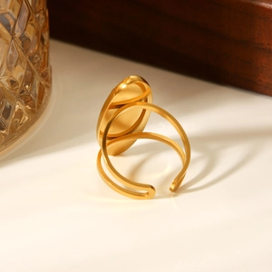 Dettaglio di un anello regolabile in acciaio inossidabile dorato con design ovale