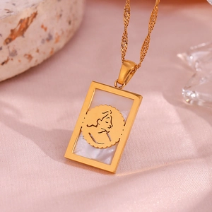 Dettaglio macro del ciondolo in madreperla placcato oro 18K con ritratto femminile vintage