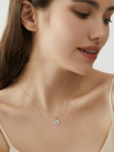 Elegante S925 Silber Solitär Moissanit Anhänger Halskette Detail, funkelnde Diamantbrillanz.