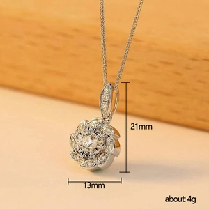 Élégant collier pendentif fleur en zircon argenté de 21 mm avec des pétales détaillés