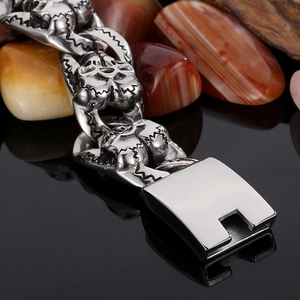 Détail macro du bracelet vintage en acier pour homme avec maillons tête de mort