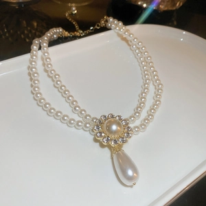 Collier de perles à double rang avec pendentif floral en diamant et perle en forme de goutte