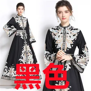 Détail de l'imprimé baroque vintage sur robe longue noire avec manches évasées élégantes