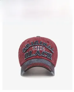 Nahaufnahme der Vintage-Baseballkappe aus gewaschener Baumwolle mit Stickerei und Distressed-Effekt