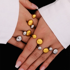 Bagues minimalistes bicolores géométriques en acier inoxydable en or et argent sur les mains