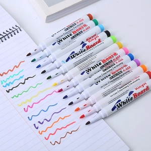 Gros plan de 12 feutres magiques effaçables pour tableau blanc sur un carnet à spirales