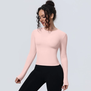 T-shirt de yoga rose à manches longues montrant le tissu respirant et le col rond ajusté