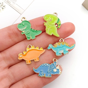 Lot de cinq breloques dinosaures colorées en émail dans la main pour bijoux