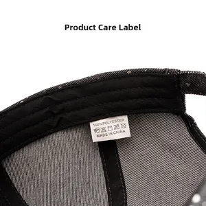 Vue détaillée de l'étiquette de lavage 100% polyester et des coutures de la casquette