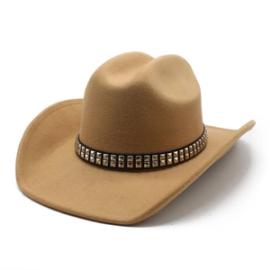 Dettaglio cappello cowboy in feltro kaki con fascia in pelle nera e borchie argentate