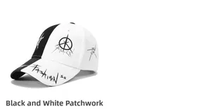 Dettaglio di graffiti e stampe di stelle sul cappellino da baseball patchwork bicolore