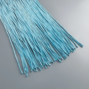 Gros plan détaillé des pompons en velours bleu sur une robe de soirée élégante