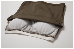 Detalle de las almohadillas de sujetador de malla transpirable y costuras finas del top