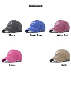 Présentation de cinq casquettes en coton délavé avec broderie cœur en vue matricielle
