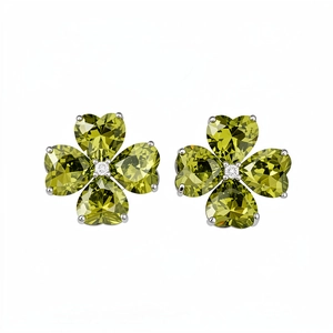 Eleganti orecchini a lobo a fiore in zircone verde con petali a cuore e perni in argento