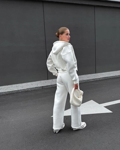 Ensemble sweat à capuche et jogging blanc oversize affiché dans un style urbain épuré